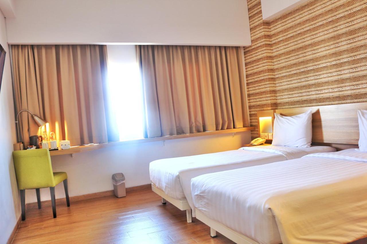 Whiz Prime Hotel Basuki Rahmat Malang Exterior foto