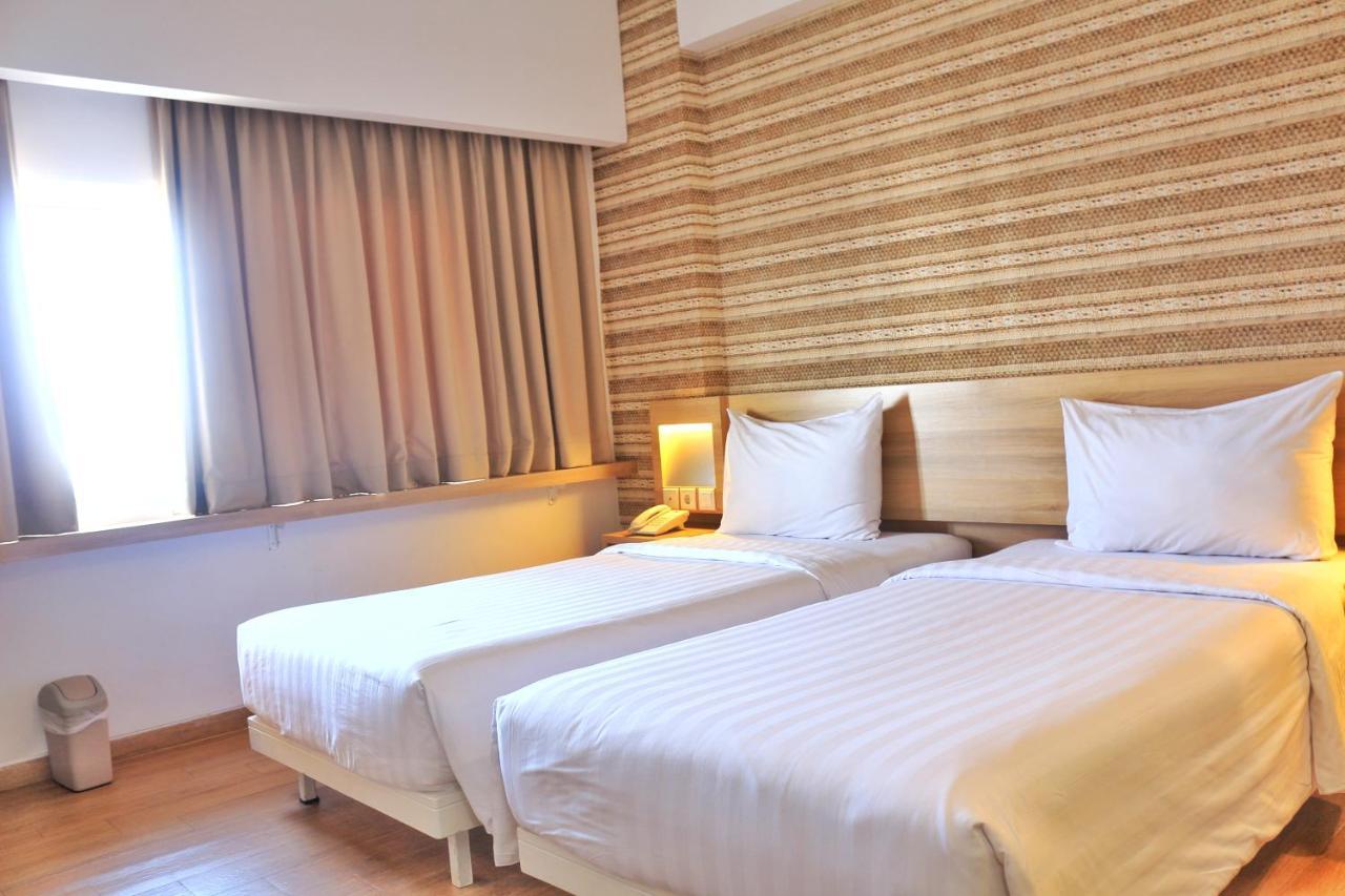 Whiz Prime Hotel Basuki Rahmat Malang Exterior foto