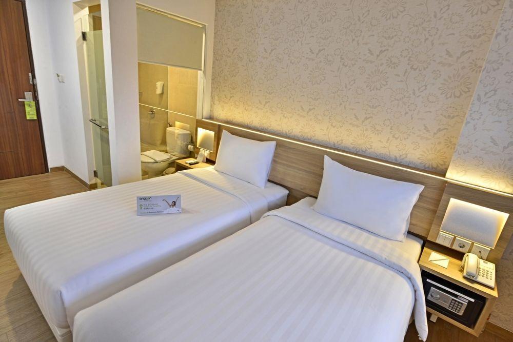 Whiz Prime Hotel Basuki Rahmat Malang Exterior foto