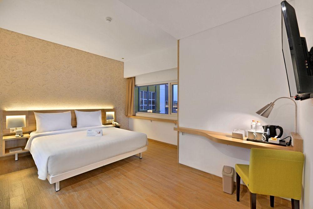 Whiz Prime Hotel Basuki Rahmat Malang Exterior foto
