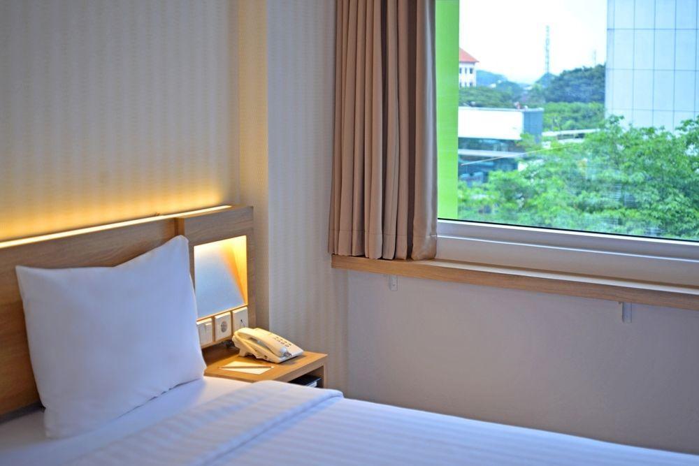 Whiz Prime Hotel Basuki Rahmat Malang Exterior foto