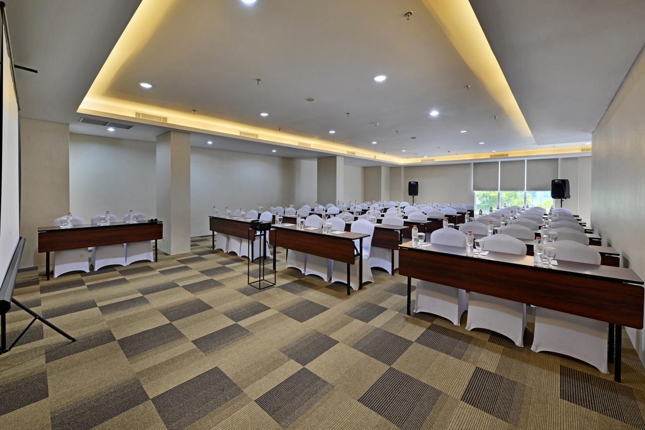 Whiz Prime Hotel Basuki Rahmat Malang Exterior foto