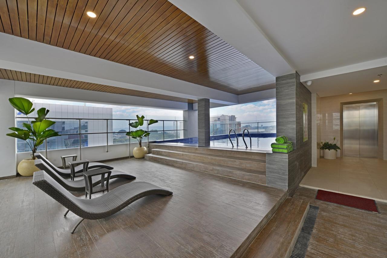 Whiz Prime Hotel Basuki Rahmat Malang Exterior foto