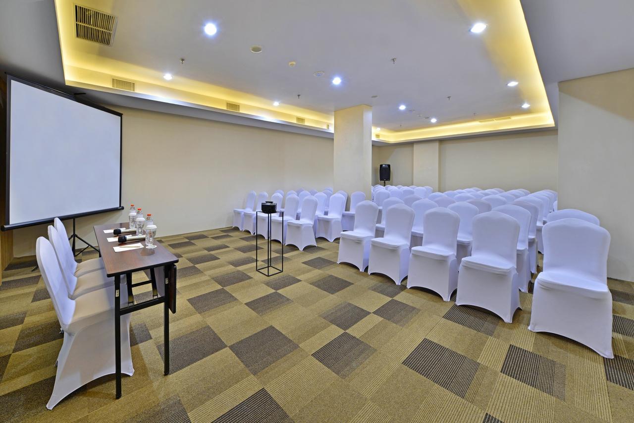 Whiz Prime Hotel Basuki Rahmat Malang Exterior foto