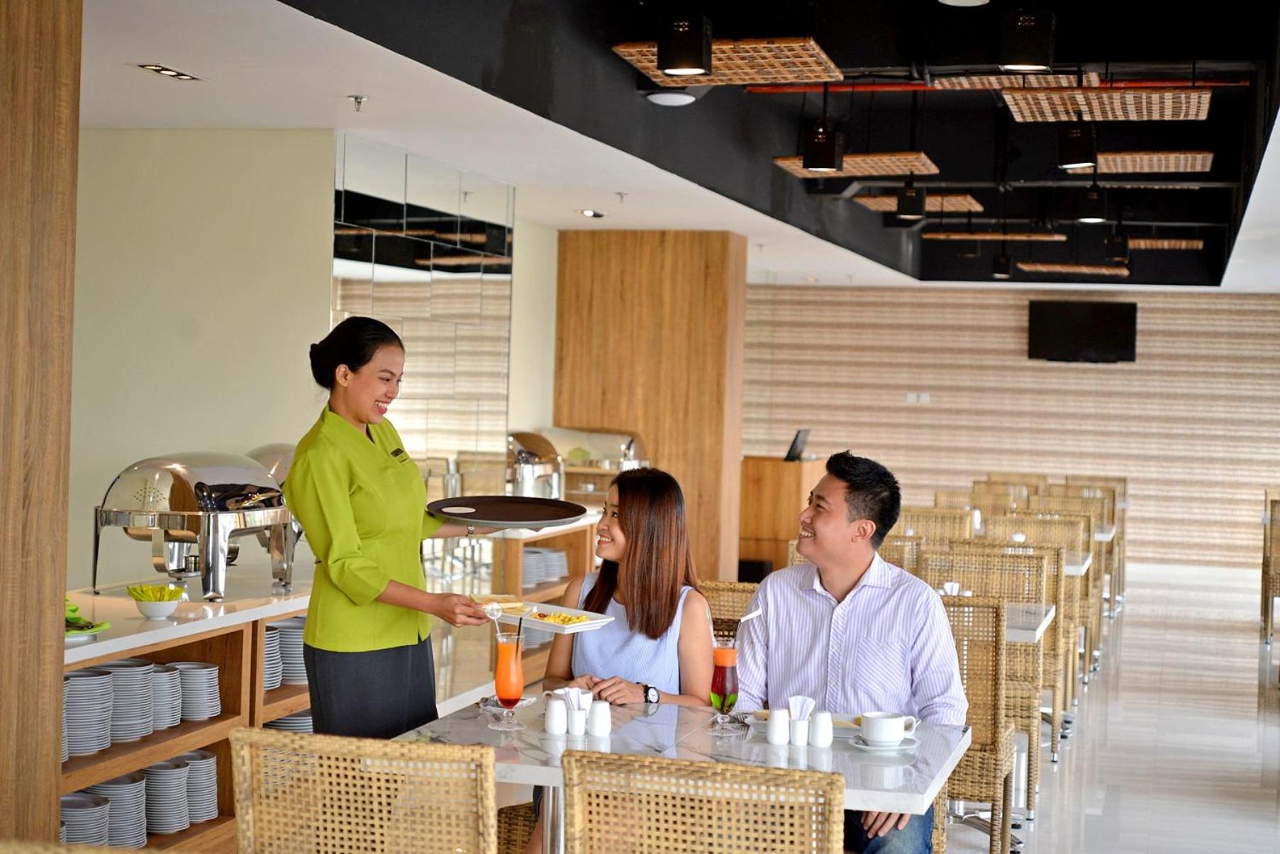 Whiz Prime Hotel Basuki Rahmat Malang Exterior foto