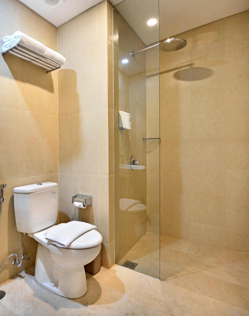 Whiz Prime Hotel Basuki Rahmat Malang Exterior foto