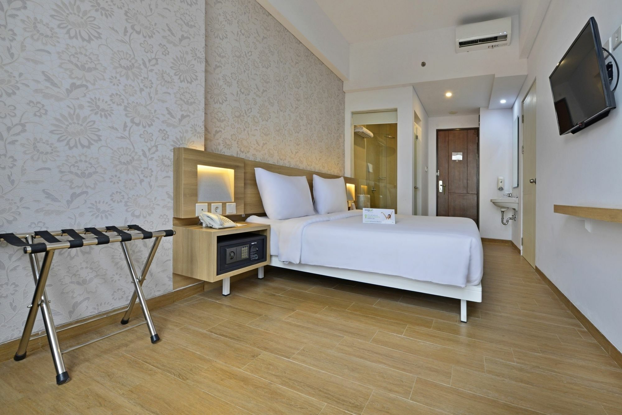 Whiz Prime Hotel Basuki Rahmat Malang Exterior foto